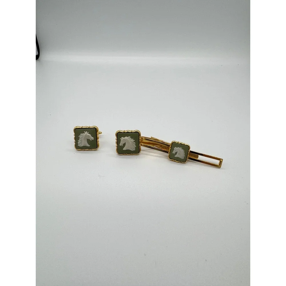 Vintage‎ Wedgwood jade Green Jasper Cufflinks & tie clip set horse head